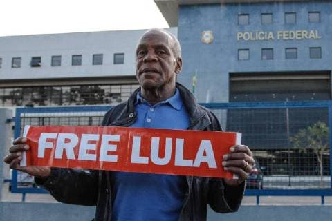 News Bilder des Tages May 31, 2018 - Curitiba, Parano, Brasil - American actor Danny Glover visited the Federal Police Superintendent in Curitiba (Brazil), on Thursday afternoon (31), to provide support and solidarity to Lula. He was accompanied by former President Dilma Rousseff (PT) Foto: Curitiba Brasil - ZUMAb158 34918017sp Copyright: xGeraldoxBubniakx