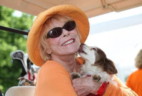 Entertainment Bilder des Tages 12. Thüringer Charity Open Mühlberg 01.06.2018 , Mühlberg, 12. Thüringer Charity Open im Bild: Elke Sommer mit Hund Smiley