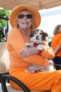 12. Thüringer Charity Open Mühlberg 01.06.2018 , Mühlberg, 12. Thüringer Charity Open im Bild: Elke Sommer mit Hund Smiley