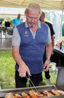 12. Thüringer Charity Open Mühlberg 01.06.2018 , Mühlberg, 12. Thüringer Charity Open im Bild: Johnny Logan mit Bratwurst