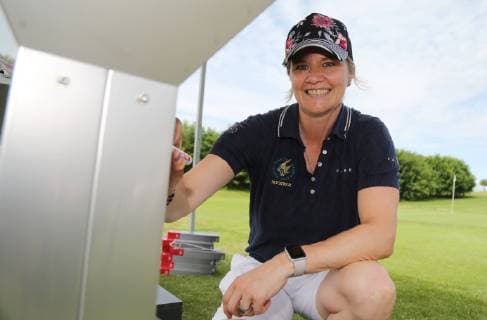 12. Thüringer Charity Open Mühlberg 01.06.2018 , Mühlberg, 12. Thüringer Charity Open im Bild: Sandra Kiriasis signiert einen Thüros-Grill