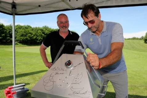 12. Thüringer Charity Open Mühlberg 01.06.2018 , Mühlberg, 12. Thüringer Charity Open im Bild: Lars Riedel signiert einen Grill von Thüros