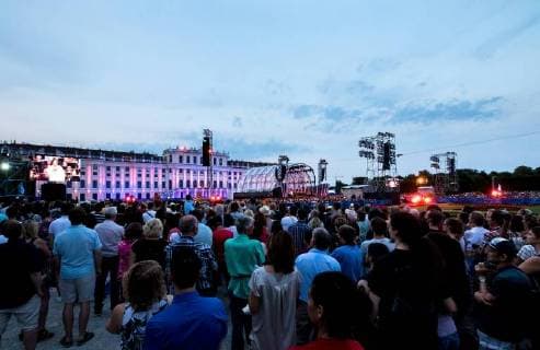 Wien 31.05.2018, Schoenbrunn er Schlosspark, Wien, AUT, Sommernachtskonzert der Wiener Philharmoniker, im Bild Zuschauer vor dem Schloss Schoenbrunn Visitors in front of the Schoenbrunn Palace during the summer night s concert of the Vienna Philharmonic Orchestra at the Schoenbrunn er Schloss Park, Vienna, Austria on 2018 05 31,