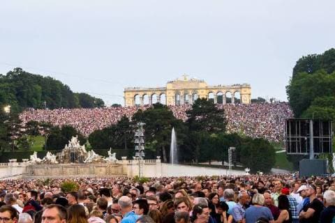 Wien 31.05.2018, Schoenbrunn er Schlosspark, Wien, AUT, Sommernachtskonzert der Wiener Philharmoniker, im Bild Zuschauer vor der Gloriette Visitors in front of the Gloriette during the summer night s concert of the Vienna Philharmonic Orchestra at the Schoenbrunn er Schloss Park, Vienna, Austria on 2018 05 31,