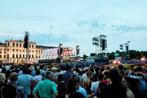 Wien 31.05.2018, Schoenbrunn er Schlosspark, Wien, AUT, Sommernachtskonzert der Wiener Philharmoniker, im Bild Zuschauer vor dem Schloss Schoenbrunn Visitors in front of the Schoenbrunn Palace during the summer night s concert of the Vienna Philharmonic Orchestra at the Schoenbrunn er Schloss Park, Vienna, Austria on 2018 05 31,