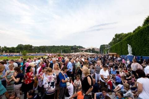 Wien 31.05.2018, Schoenbrunn er Schlosspark, Wien, AUT, Sommernachtskonzert der Wiener Philharmoniker, im Bild Zuschauer vor der Gloriette Visitors in front of the Gloriette during the summer night s concert of the Vienna Philharmonic Orchestra at the Schoenbrunn er Schloss Park, Vienna, Austria on 2018 05 31,