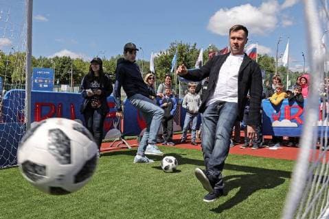 MOSCOW, RUSSIA - JUNE 1, 2018: 2018 FIFA World Cup ambassador, Russia s four-time Olympic champion in artistic gymnastics Alexei Nemov (front) kicks a Telstar 18 ball during the City of Champions event marking the 2018 FIFA World Cup at the Moscow Palace of Pioneers on International Children s Day. Mikhail Tereshchenko TASS  TS082265