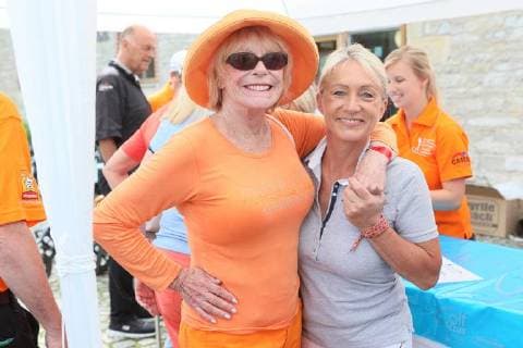 Elke Sommer während eines Golfturniers in Mühlberg mit Heidi Beckenbauer