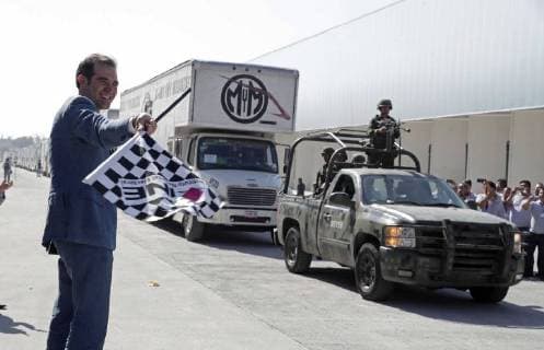 Vor den Wahlen in Mexiko June 1, 2018 - EUM20180601POL01.JPG.CIUDAD DE MEXICO. ElectionsElecciones-Boletas.- Lorenzo Cordova, consejero presidente del Instituto Nacional Electoral, da el banderazo de salida a un convoy de 24 camiones que distribuiran la primera entrega de boletas electorales en el pais, este 1 de junio de 2018, y senala que esta institucion brindara las condiciones para votar en paz, igualdad y libertad. Foto: Agencia EL UNIVERSALLuis CortesEELG Copyright: xElxUniversalx