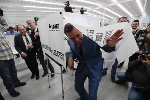 Vor den Wahlen in Mexiko June 1, 2018 - EUM20180601POL02.JPG.CIUDAD DE MEXICO. ElectionsElecciones-Boletas.- Lorenzo Cordova, consejero presidente del Instituto Nacional Electoral, prueba las casillas de votacion que se utilizaran en las proximas elecciones y da el banderazo de salida a un convoy de 24 camiones que distribuiran la primera entrega de boletas electorales en el pais, este 1 de junio de 2018. Foto: Agencia EL UNIVERSALLuis CortesEELG Copyright: xElxUniversalx