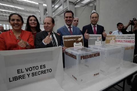 Vor den Wahlen in Mexiko June 1, 2018 - EUM20180601POL03.JPG.CIUDAD DE MEXICO. ElectionsElecciones-Boletas.- Lorenzo Cordova (saco azul), consejero presidente del Instituto Nacional Electoral, muestra las urnas que se ocuparan durante las proximas elecciones dentro de un mes, en un recorrido con la prensa este 1 de junio de 2018. Lo acompanan los consejeros Adriana Favela, Dania Paola Ravel, Marco Antonio Banos, Ciro Murayama. Foto: Agencia EL UNIVERSALLuis CortesEELG Copyright: xElxUniversalx