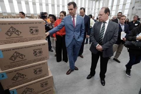 Vor den Wahlen in Mexiko June 1, 2018 - EUM20180601POL04.JPG.CIUDAD DE MEXICO. ElectionsElecciones-Boletas.- Lorenzo Cordova y Marco Antonio Banos, presidente y consejero del Instituto Nacional Electoral, respectivamente, supervisan y muestran a medios la bodega donde se distribuyen las boletas electorales a distintos puntos del pais, este 1 de junio de 2018. Foto: Agencia EL UNIVERSALLuis CortesEELG Copyright: xElxUniversalx