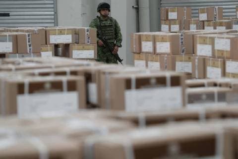 Vor den Wahlen in Mexiko June 1, 2018 - EUM20180601POL05.JPG.CIUDAD DE MEXICO. ElectionsElecciones-Boletas.- Lorenzo Cordova, consejero presidente del Instituto Nacional Electoral, muestran a medios la bodega, resguardada por el elementos del Ejercito, donde se distribuyen las boletas electorales a distintos puntos del pais, este 1 de junio de 2018. Foto: Agencia EL UNIVERSALLuis CortesEELG Copyright: xElxUniversalx
