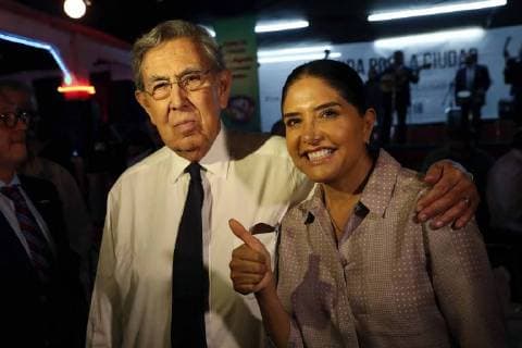 Vor den Wahlen in Mexiko June 1, 2018 - EUM20180601POL17.JPG.CIUDAD DE MEXICO, Elections Elecciones-CDMX.- Cuauhtemoc Cardenas, Coordinador de Asuntos Internacionales del Gobierno de la Ciudad de Mexico y la candidata a la Jefatura de Gobierno de la coalicion Por la CDMX al Frente, Alejandra Barrales, este 1 de junio de 2018, en salon de baile Los Ãngeles de la colonia Guerrero, durante la Comida por la Ciudad . Foto: Agencia EL UNIVERSAL Juan Carlos Reyes MAR. Copyright: xJuancarlosreyesgx