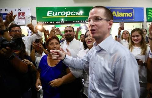 Vor den Wahlen in Mexiko June 1, 2018 - EUM20180601POL19.JPG.CIUDAD DEL CARMEN, Camp., ElectionsElecciones-Anaya.- El candidato a la Presidencia de la Republica de la coalicion Por Mexico al Frente, Ricardo Anaya Cortes, este 1 de junio de 2018, a su llegada al Aeropuerto Internacional de esta ciudad, para realizar sus actividades proselitistas por la entidad. Foto: Agencia EL UNIVERSALAriel OjedaMAR. Copyright: xElxUniversalx