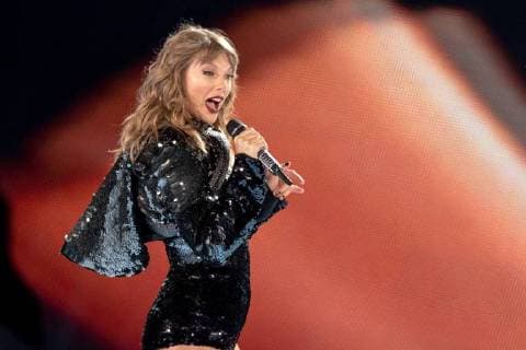 Entertainment Themen der Woche KW22 Entertainment Bilder des Tages June 1, 2018 - Chicago, Illinois, U.S - TAYLOR SWIFT during the Reputation Tour at Soldier Field in Chicago, Illinois Chicago U.S. - ZUMAs135 20180601_zap_s135_502 Copyright: xDanielxDeSloverx