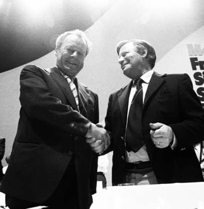 SPD-Parteitag 1976 DEU, Deutschland, Dortmund: Der Parteitag der Sozialdemokratischen Partei Deutschlands ( SPD) am 18.06.1976 in der Westfalenhalle in Dortmund. Helmut Schmidt r. Willy Brandt DEU, Germany, Dortmund: The party conference of the Social Democratic Party of Germany (SPD) on 18.06.1976 in the Westfalenhalle in Dortmund. NRW