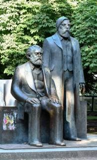 Karl Marx und Friedrich Engels in Berlin. Denkmal von Ludwig Engelhaft, aufgestellt wurde es 1986 in der damaligen DDR.Foto : Winfried Rothermel