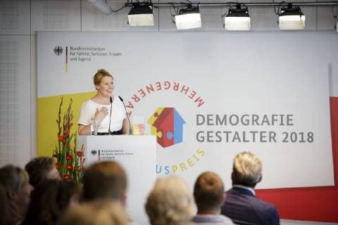 Bundesfamilienministerin Franziska Giffey, SPD, haelt eine Rede im Rahmen der Preisverleihung DemografieGestalter 2018 öÄÃ¬ Der Mehrgenerationenhauspreis, 04.06.2018, Berlin. Berlin Deutschland Copyright: xIngaxKjerx
