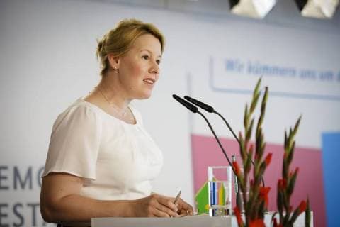 Bundesfamilienministerin Franziska Giffey, SPD, haelt eine Rede im Rahmen der Preisverleihung DemografieGestalter 2018 öÄÃ¬ Der Mehrgenerationenhauspreis, 04.06.2018, Berlin. Berlin Deutschland Copyright: xIngaxKjerx