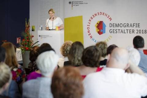 Bundesfamilienministerin Franziska Giffey, SPD, haelt eine Rede im Rahmen der Preisverleihung DemografieGestalter 2018 öÄÃ¬ Der Mehrgenerationenhauspreis, 04.06.2018, Berlin. Berlin Deutschland Copyright: xIngaxKjerx
