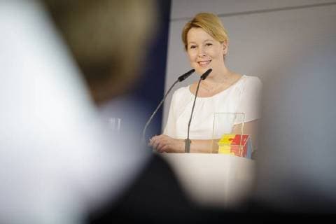 Bundesfamilienministerin Franziska Giffey, SPD, haelt eine Rede im Rahmen der Preisverleihung DemografieGestalter 2018 öÄÃ¬ Der Mehrgenerationenhauspreis, 04.06.2018, Berlin. Berlin Deutschland Copyright: xIngaxKjerx