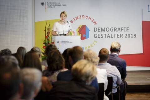 Bundesfamilienministerin Franziska Giffey, SPD, haelt eine Rede im Rahmen der Preisverleihung DemografieGestalter 2018 öÄÃ¬ Der Mehrgenerationenhauspreis, 04.06.2018, Berlin. Berlin Deutschland Copyright: xIngaxKjerx