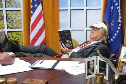 Entertainment Themen der Woche KW23 Entertainment Bilder des Tages A President Trump impersonator poses in a mock up of the Oval office to promote the global release of James Patterson and Bill Clinton s book, The President is Missing, Waterloo Station in London. JUNE 4th 2018  TSTx182067