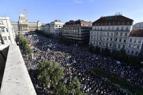 Bilder des Tages Thousands of protestors attend Prague s Wenceslas Square demonstration against Andrej Babis s government depending on Communist support and headed by prosecuted prime minister. Organised by Million Moments for Democracy group. Failed presidential candidates Mirek Hilser and Pavel Fischer speak during the demonstration in Prague, Czech Republic, June 5, 2018, (CTKxPhoto MichalxKamaryt) CTKPhotoP201806050892401  _KMT5209