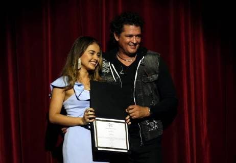 Colombian singer Carlos Vives (R) poses with winner of the Carlos Vives grant, Nicolle Horbath (L), in Bogota, Colombia, 05 June 2018. The Latin Grammy Cultural Foundation granted the Carlos Vives grant for new talents to young Nicolle Horbath, who will study composition at Berklee. Young Colombian singer receives Carlos Vives grant !ACHTUNG: NUR REDAKTIONELLE NUTZUNG!  Copyright: xMauricioxDuenasxCastanedax BOG03 20180605-636638274549405087