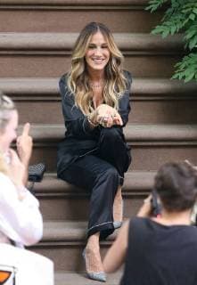 Entertainment Themen der Woche KW23 Entertainment Bilder des Tages Actress Sarah Jessica Parker argues with a police officer as he threatens to close down a commericla being shot at her West Village home on June 5 2018 in New York City Sarah Jessica Parker New York United States  588039