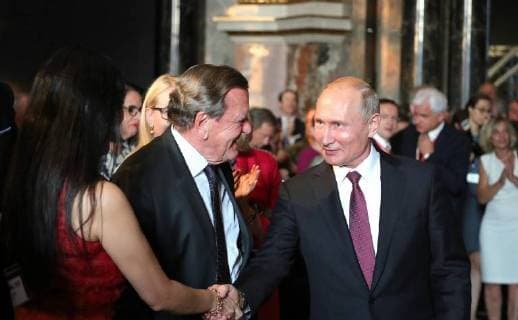 June 5, 2018. - Austria, Vienna. - Russian President Vladimir Putin and Gerhard Schroeder (center), Chairman of the Board of Directors, Nord Stream 2 AG, attend the opening of the exhibition Old master s paintings from the Hermitage at the Vienna Kunsthistorisches Museum (Art History Museum). KremlinxPool 