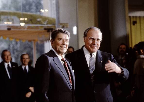 G 7 summit Bonn 1985 G 7 Gipfel in Bonn 1985 Ronald Reagan Präsident der Vereinigten Saaten von Amerika und Bundeskanzler Helmut Kohl, Bonn Nordrhein Westfalen Deutschland Palais Schaumburg