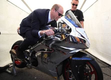 Entertainment Themen der Woche KW23 Entertainment Bilder des Tages Prinz William suf dem Motorrad beim Isle of Man TT Race . 06 06 2018. Isle of Man, United Kingdom. The Duke of Cambridge sits on a motorbike during a visit to watch the Isle of Man TT race on the Isle of Man, United Kingdom.  xi-Imagesx xPoolx IIM-17910-0021