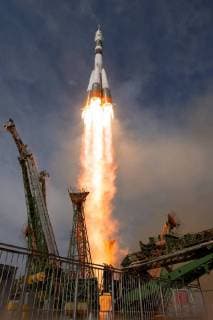 News Themen der Woche KW23 News Bilder des Tages June 6, 2018 - Baikonur, Kazakhstan - ESA astronaut Alexander Gerst was launched into space alongside NASA astronaut Serena Aunon-Chancellor and Roscosmos commander Sergei Prokopyev in the Soyuz MS-09 spacecraft from Baikonur cosmodrome in Kazakhstan. The launch went as planned as the 50-m tall Soyuz rocket propelled the astronauts to their cruising speed of around 28 800 km h. Within 10 minutes of rising from the pad, the trio travelled over 1640 km and gained 210 km altitude. Every second for nine minutes, their spacecraft accelerated 50 km h on average. Over the next two days, while circling Earth 34 times, the trio will catch up with the International Space Station where they will spend the next six months. The journey is relatively smooth and quiet after the rigours of launch. With no Internet or satellite phones, the crew relies on - ZUMAz03_ 20180606_shr_z03_301 Copyright: xStephanexCorvajax