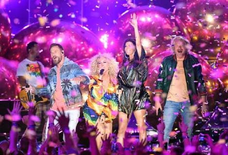 Entertainment Bilder der Tages June 6, 2018 - Nashville, TN, U.S. - 06 June 2018 - Nashville, Tennessee - Karen Fairchild, Kimberly Schlapman, Jimi Westbrook, and Phillip Sweet, Little Big Town. 2018 CMT Music Awards held at Bridgestone Arena. Photo Credit: Laura Farr AdMedia Nashville U.S. - ZUMAa123 20180606_zaa_a123_148 Copyright: xLauraxFarrAdmediax