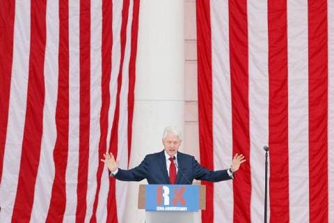 News Themen der Woche KW23 News Bilder des Tages (180606) -- WASHINGTON, June 6, 2018 -- Former U.S. President Bill Clinton speaks during a public memorial for Robert F. Kennedy at the 50th anniversary of his assassination at Arlington National Cemetery in Arlington, Virginia, the United States, on June 6, 2018. ) U.S.-VIRGINIA-ARLINGTON-RFK-MEMORIAL TingxShen 