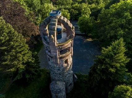 Bismarckturm auf dem Georgenberg DEU Brandenburg Spremberg Â Blick auf den Bismarckturm im Stadtpark auf dem Georgenberg: Die Stadt Spremberg im Spree-Neisse-Kreis feierte im Jahr 2001 ihr 700 jähriges Stadtrecht. Bis in die Gegenwart hat sich die mittelalterliche Stadtstruktur der Stadt an der Spree erhalten. Im Rahmen der Altstadtsanierung flossen seit 1996 berächtliche Fördermittel in die Perle der Niederlausitz. So konnten zahlreiche Bauwerke vor dem entgültigen Verfall gerettet werden. ( *** Bismarck Tower on the Georgenberg DEU Brandenburg Spremberg Â View of the Bismarck Tower in the City Park on the Georgenberg The city of Spremberg in the Spree Neisse district celebrated its 700th anniversary in 2001 The medieval city structure of the city on the Spree has survived to this day Renovation of the old town since 1996 has at