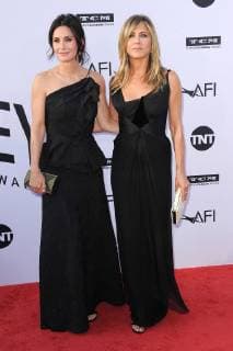 Courteney Cox und Jennifer Aniston bei der Ankunft zur American Film Institute Life Achievement Award Gala am 7.06.2018 in Hollywood, Los Angeles American Film Institute s 46th Life Achievement Award Gala in Hollywood, Los Angeles, 2018