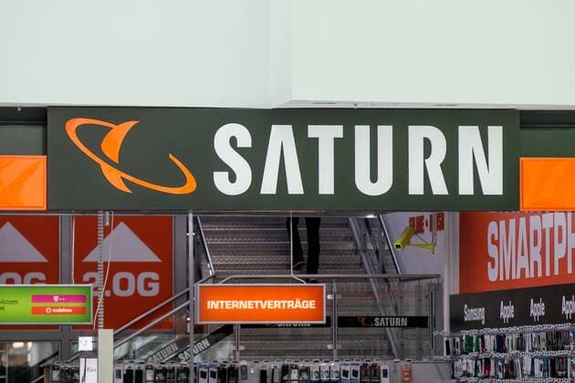 Logo von Saturn an der Fassade einer Filiale Themenbild, Symbolbild, Saturn, 07.06.18 Solingen NRW Deutschland