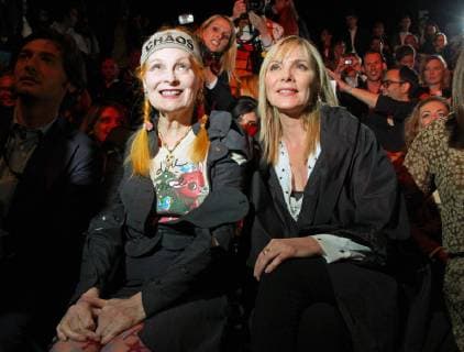 Fashion Week 20.07.2008 Die Modedesignerin Vivienne Westwood + die Schauspielerin Kim Cattrall (v.l.) im Veranstaltungszelt auf dem Bebelplatz in Berlin bei der - Vivienne Westwood - Modenschau im Rahmen der Mercedes Benz Fashion Week - 20.07.2008 - *** Fashion Week 20 07 2008 The fashion designer Vivienne Westwood the actress Kim Cattrall v l in the event tent on the Bebelplatz in Berlin at the Vivienne Westwood fashion show as part of the Mercedes Benz Fashion Week 20 07 2008