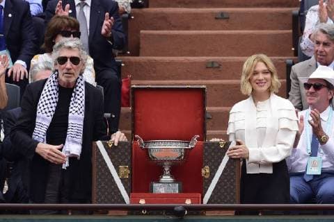 Entertainment Themen der Woche KW23 Bilder des Tages Roger Waters et Lea Seydoux presentent le trophee du Vainqueur dans un ecrin Louis Vuitton CCELEBRITES : Internationaux de France de Roland Garros 2018 - Finale simple Messieurs - Paris - 10 06 2018 JBAutissier Panoramic 