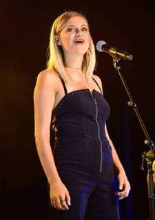 Bilder des Tages June 10, 2018 - Nashville, Tennessee, U.S. - 10 June 2018 - Nashville, Tennessee - Kelsea Ballerini. 2018 CMA Music Fest Infinity Fan Fair X held at Music City Center. Photo Credit: AdMedia Nashville U.S. - ZUMAa123 20180610_zaa_a123_021 Copyright: xLauraxFarrx