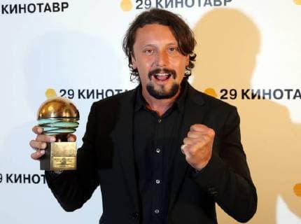SOCHI, RUSSIA - JUNE 10, 2018: Cinematographer Denis Alarcon Ramirez holds his Best Cinematography award for the film Jump Man at the closing ceremony of the 29th Kinotavr Film Festival. Vyacheslav Prokofyev TASS  TS0836BC