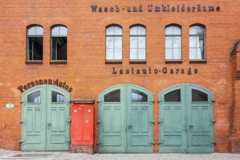 Garagengebäude in der Berliner Kulturbrauerei an der Schönhauser Allee in Berlin-Prenzlauer Berg. Die Kulturbrauerei ist ein 25000 Quadratmeter großes unter Denkmalschutz stehendes Bauensemble. Sie gehört zu den wenigen gut erhaltenen Berliner Industriearchitekturdenkmälern vom Ende des 19. Jh. Der Brauereibetrieb endete im Jahr 1967. In der Kulturbrauerei finden heute verschiedenste Veranstaltungen, Konzerte und Festivals statt (unter anderem Bandwettbewerbe und Theaterfestivals) und sie ist zugleich Proberaum für verschiedene Künstler und Ensembles. Foto: Volker Hohlfeld Alte Brauereigarage