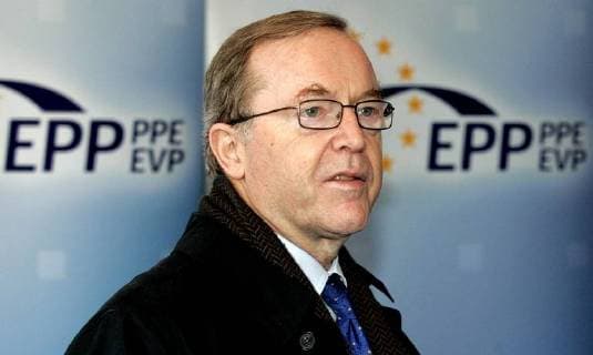 BRU43 - - MEISE, BELGIUM : Chairman Wilfried Martens arrives for a meeting of the European People s Party (EPP) prior to a two-day EU summit in Brussels Thursday 15 December 2005. BENOITxDOPPAGNE  x48246340x