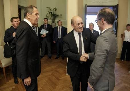 Treffen der Aussenminister des Normandie-Formates Deutschland-Frankreich-Russland-Ukraine in Berlin. Bundesaussenminister Heiko Maas, SPD, begruesst den Aussenminister von Frankreich, Jean-Yves Le Drian, links: der Aussenminister von Russland, Sergej Lawrow. 11.06.2018 Berlin Deutschland *** Meeting of Foreign Ministers of the Normandy Format Germany France Russia Ukraine in Berlin Federal Foreign Minister Heiko Maas SPD welcomes the Foreign Minister of France Jean Yves Le Drian left the Foreign Minister of Russia Sergei Lavrov 11 06 2018 Berlin Germany Copyright: xThomasxImo photothek.netx