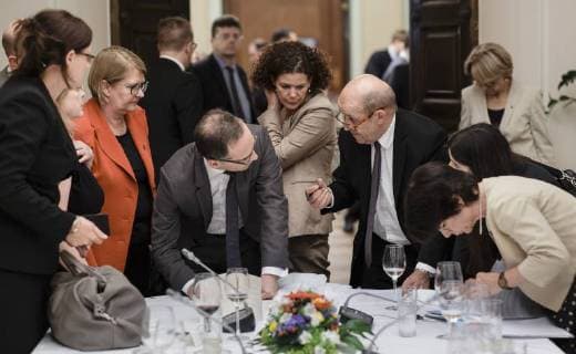 Treffen der Aussenminister des Normandie-Formates Deutschland-Frankreich-Russland-Ukraine in Berlin. Hier beraten in einer Verhandlungspause Bundesaussenminister Heiko Maas, SPD, und der Aussenminister von Frankreich, Jean-Yves Le Drian. lv.Dr. Katharina Stasch, Leiterin Leitungsstab, Antje Leendertse, Politische Dirktorin des AA, BM Maas, Maria Adebahr, Pressesprecherin des AA, AM Le Drian. 11.06.2018 Berlin Deutschland *** Federal Foreign Minister Heiko Maas SPD and Foreign Minister of France Jean Yves Le Drian lv Dr Katharina Stasch Head of Staff Antje Leendertse Political Director of the AA BM Maas Maria Adebahr Spokeswoman for the AA AM Le Drian 11 06 2018 Berlin Germany Copyright: xThomasxImo photothek.netx