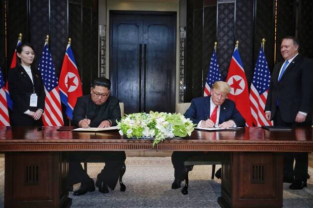 News Themen der Woche KW24 News Bilder des Tages (180612) -- SINGAPORE, June 12, 2018 -- Top leader of the Democratic People s Republic of Korea (DPRK) Kim Jong Un (2nd L) and U.S. President Donald Trump (2nd R) sign a joint statement in Singapore on June 12, 2018. Ministry of Communication and Information of Singapore) (dtf) SINGAPORE-DPRK-U.S.-SUMMIT LixPeng 
