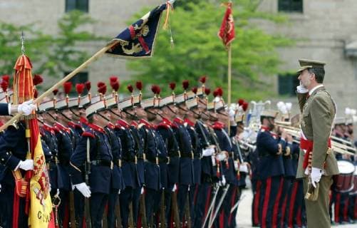 Spain s King Felipe VI (R) reviews the honor guard as he chairs the biennial meeting of St. Hermenegildo military Orden s Chapter in San Lorenzo de El Escorial, outside Madrid, Spain, 12 June 2018. The St. Hermenegildo military Orden s Chapter was founded 200 years ago to award military behaviors. Spain King Felip VI chairs biennial meeting of St. Hermenegildo Order s Chapter !ACHTUNG: NUR REDAKTIONELLE NUTZUNG!  Copyright: xZipix GRAF8537 20180612-636644052182744534